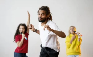 Personnes qui dansent et et qui chantent ayant suivi une formation au chant professionnelle