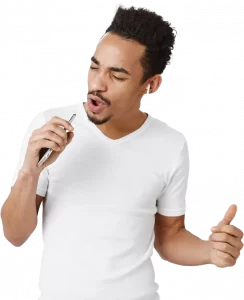 un débutant en chant qui apprend avec des cours de chant en ligne